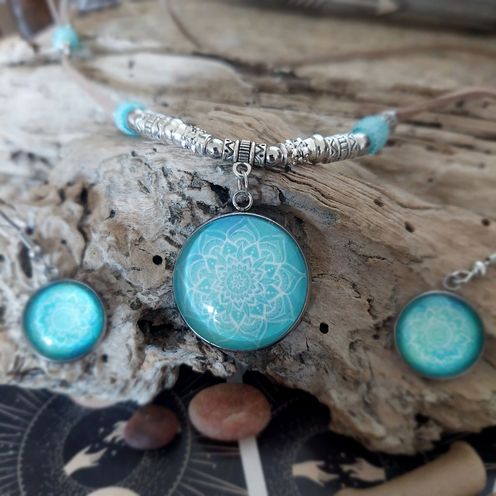 Parure bohème, mandala turquoise captivante, sautoir beige